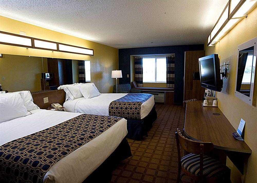 Quality Inn & Suites Watertown Fort Drum Calcium Room photo